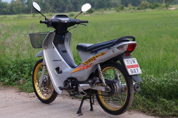 ขาย HONDA WAVE 100 ปี 45 เครื่องเดิม เดิม ดี มาก มาก เดินเบา นิ่ง เงียบ รถผู้หญิงใช้ ครับ สภาพ สด สะอาด ตามรูป ครับ เอกสาร ทะเบียนพร้อมโอน ภาษี พ ร บ 2557