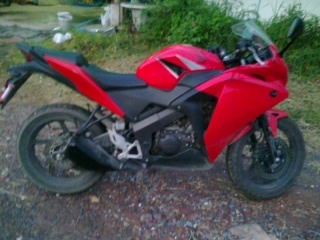 มือ1ป้ายแดงรถใหม่แปดหมื่นกว่า  วิ่งหมื่นกว่าโลแท้ สวยสวยจัดดCBR150 ไอ รถบ้าน สวยสวยเดิมเดิม เครือ่งแห้งแห้ง เล่มพร้อมเอกสารครบ พร้อมใช้งาน ภาษีดี