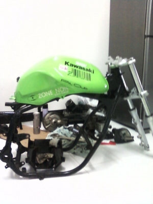 ขายด่วน ชุดเฟรม อิลิมิเนเตอร์ กับ ถังน้ำมัน KAWASAKI ninja 650 CC ราคา 6500 บาท