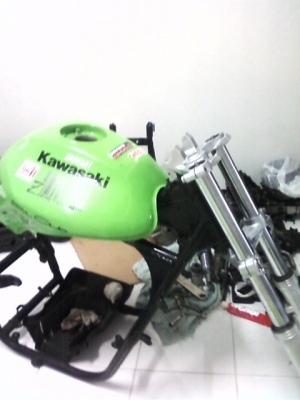 ขายด่วน ชุดเฟรม อิลิมิเนเตอร์ กับ ถังน้ำมัน KAWASAKI ninja 650 CC ราคา 6500 บาท