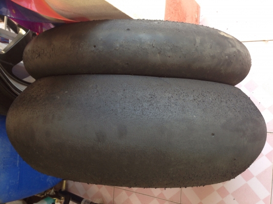 ขาย.ยางสลิค.พีลารี่ ปี2012ปลายปี.190/55/17-120/70/17สภาพสดๆหนาๆหลุมลึกครับ.