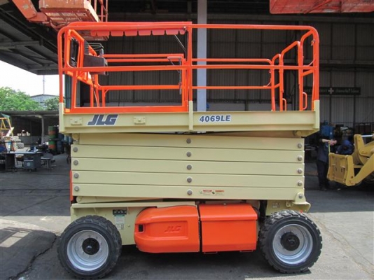 บริการให้เช่ารถกระเช้า JLG รายวัน รายสัปดาห์ รายเดือน หลายรุ่น ทั้ง บูมหักศอก บูมตรง ขากรรไกร ราคาถูก
