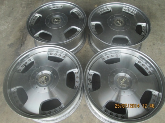 ล้อม้าทอง