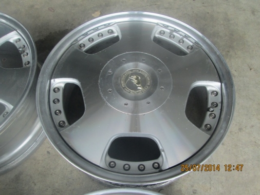 ล้อม้าทอง