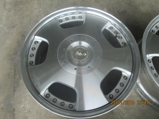 ล้อม้าทอง