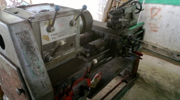 เครื่องกลึง 5 ฟุต 3 เพลา เกียร์บล็อก มีเบรก รูเพลา 2 นิ้ว คอม้าถอดได้ 67,000