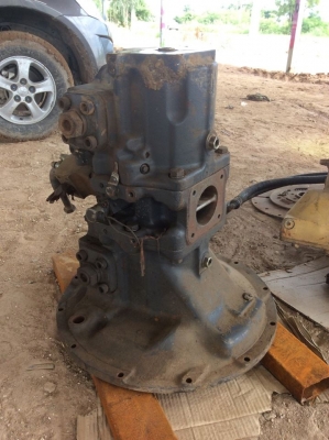 เครื่องยนต์ กับ ปั้ม ใฮดรอลิก รถขุด  KOMATSU  PC200-6S