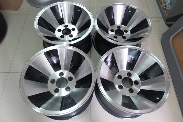COSMO JAPAN 15X8.5 ET-27  5/114 สวย ขอบหนา แข็งแรง ไร้ซ่อม  เพียง 8500 บาท