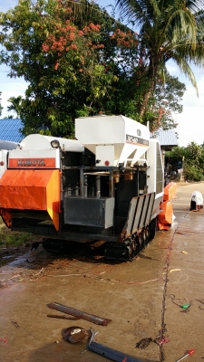 ขายรถเกี่ยวคูโบต้าdc60+พร้อมพ่วงลาก 339000บาท