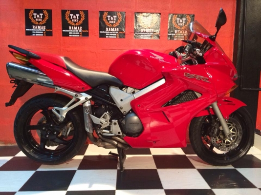 T&amp;T BIKE RAMA2ขายHONDA VFR 800 ปี2004 หัวฉีด กุญเเจชิพ 2 ดอก เอกสารinv+สรรพสามิตแท้ราคา 119500 ฿