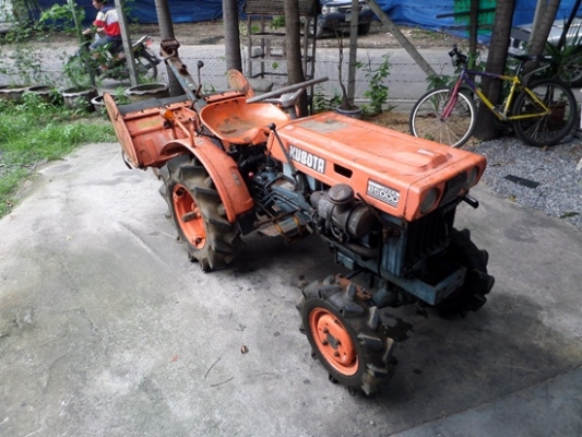 รถไถตีดินนั่งขับ KUBOTA 4WD B5000  สภาพพร้อมใช้งาน