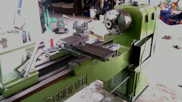 เครื่องกลึง 5 ฟุต  3 เพลา เกียร์บล็อก มีเบรก พร้อมใช้งาน ด่วน !!!  67,000