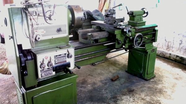 เครื่องกลึง 5 ฟุต  3 เพลา เกียร์บล็อก มีเบรก พร้อมใช้งาน ด่วน !!!  67,000