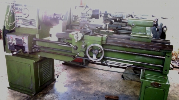 เครื่องกลึง 5 ฟุต  3 เพลา เกียร์บล็อก มีเบรก พร้อมใช้งาน ด่วน !!!  67,000