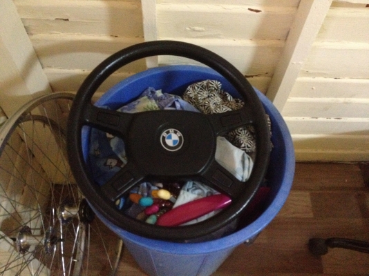 ขายพวงมาลัย e30 แท้ สภาพดี100\% ราคา1400บาท โทร0924462525โส กทม