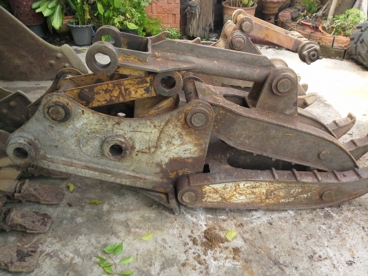 ขาย  ปากคีบเหล็ก ใช้กับรถแม็กโฮ PC  120   ขายราคาถูก  เก่านอกสวยใช้งานได้ราคาไแพงค่ะ