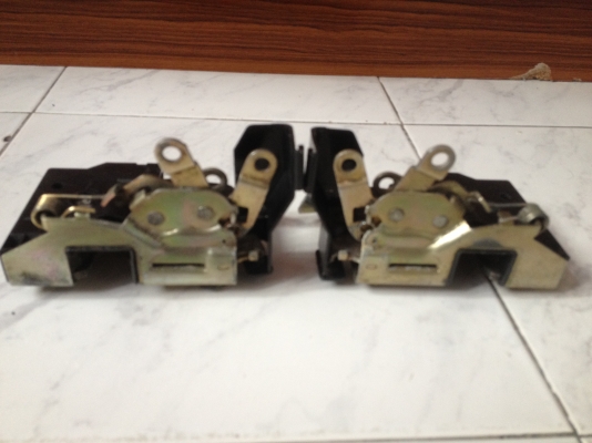 ขายกลอนในประตู BMW e30 แท้4ประตู จำนวน2ตัว คู่หลัง สภาพดี ราคา500บาท โทร0924462525โส กทม