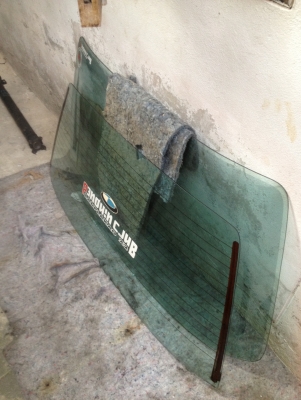 ขายกระจกBMW e30แท้ บาน หลัง พร้องยางขอบกระจก สภาพดีไม่มีรอยสวยเลยคับ ราคาบานหลัง มีตัวไล่ฝ้า1000บาท โทร0924462525โส กทม