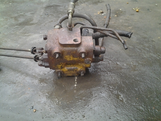 ขายคอนโทลโฟคลิ๊ฟ+ปั๊ม+กระบอกโฮโดลิค ขายทั้งชุด 8000 บาทครับ