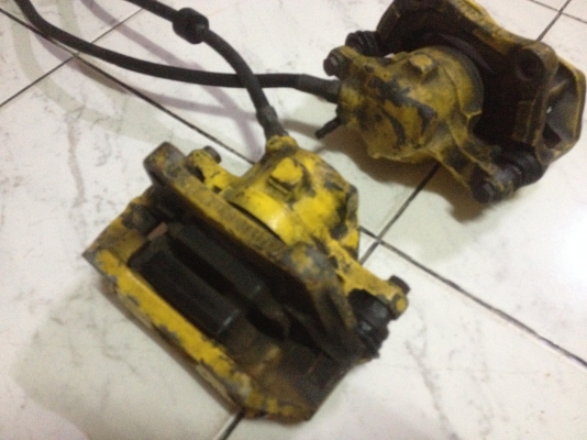 ขายเบรค bmw e30 แท้ คู่หน้า ผ้าเบรคยังหนาอยู่คับ ราคา1000บาท โทร0924462525โส