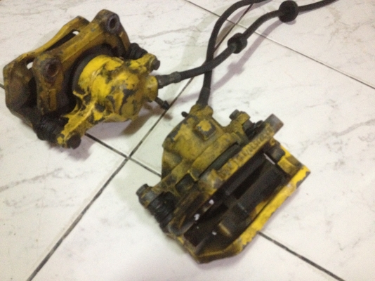 ขายเบรค bmw e30 แท้ คู่หน้า ผ้าเบรคยังหนาอยู่คับ ราคา1000บาท โทร0924462525โส