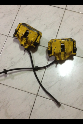 ขายเบรค bmw e30 แท้ คู่หน้า ผ้าเบรคยังหนาอยู่คับ ราคา1000บาท โทร0924462525โส