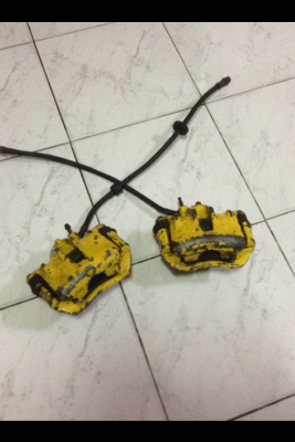 ขายเบรค bmw e30 แท้ คู่หน้า ผ้าเบรคยังหนาอยู่คับ ราคา1000บาท โทร0924462525โส