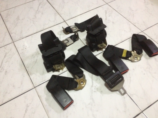 ขายชุดเบลหลัง bmw e30แท้ 1ชุด สภาพดี ราคา1000บาท โทร0924462525โส