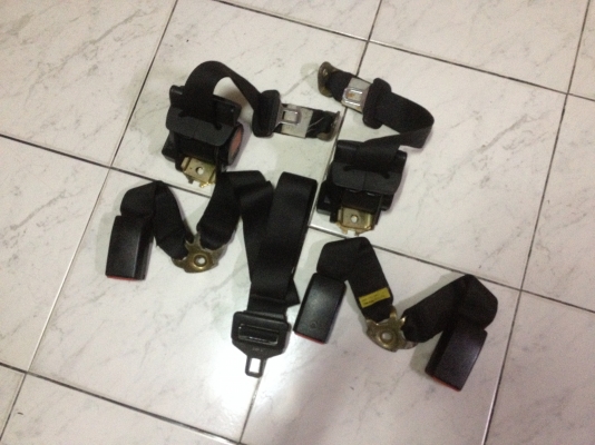 ขายชุดเบลหลัง bmw e30แท้ 1ชุด สภาพดี ราคา1000บาท โทร0924462525โส