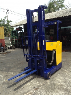 +++ ขายโฟล์คลิฟท์ไฟฟ้ายืนขับ KOMATSU FBR 15-11 (รถนอก)  ยกน้ำหนักได้  1,500  กก.  เสาสูง  6 เมตร  งายาว 1,070 มม.  ระบบไฟ  48 โวลต์  *** สนใจรายละเอียด  ราคา  คุยได้ครับโทร. 081-659-7598  ครับ ***