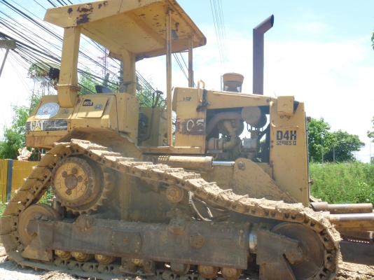 ต้องการขายรถแทคเตอร์ D4H ต้องการขายรถแทคเตอร์ D4H