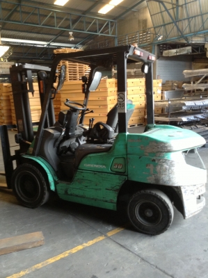 +++ ขายโฟล์คลิฟท์ MITSUBISHI FD30 (รุ่นใหม่) รถสภาพดี พร้อมใช้  ขนาด 3 ตัน เสา 3 เมตร  เกียร์ธรรมดา  เครื่องยนต์ดีเซล งา 1,070  มม. ยางตัน  *** สนใจรายละเอียด  ราคา  คุยได้ครับ โทร. 081-659-7598 ครับ ***