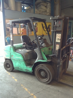 +++ ขายโฟล์คลิฟท์ MITSUBISHI FD30 (รุ่นใหม่) รถสภาพดี พร้อมใช้  ขนาด 3 ตัน เสา 3 เมตร  เกียร์ธรรมดา  เครื่องยนต์ดีเซล งา 1,070  มม. ยางตัน  *** สนใจรายละเอียด  ราคา  คุยได้ครับ โทร. 081-659-7598 ครับ ***