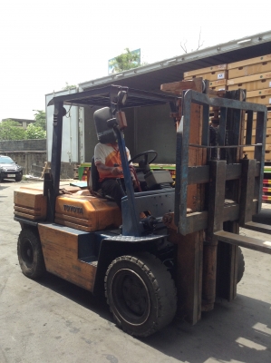 +++ ขายรถโฟล์คลิฟท์ TOYOTA 5FD35  ขนาด 3.5 ตัน  เครื่องยนต์ดีเซล  เสา 3 เมตร ฟูลฟรี เข้าตู้  เกียร์ธรรมดา  งา 1,220 มม. ยางตัน  *** รถราคาถูก สภาพดี พร้อมใช้  สนใจรายละเอียด  ราคา  คุยได้ครับ โทร. 081-659-7598 ครับ ***