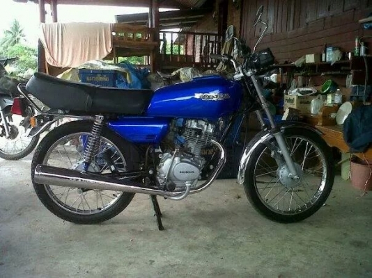 ขายGL 100 ครับ สีทำมายังสวยครับ เครื่องดีมากครับcdiแล้วครับ พร้อมทะเบียน สนใจติดต่อได้เลยนะคครับ หรือจะนัดดูรถได้ครับแจ้งล่วงหน้าได้ครับ ราคาต่อรองได้ครับ