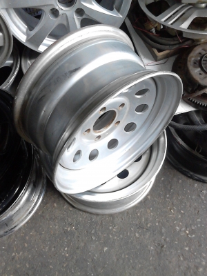 กะทะผ่า 5 รู ขอบ 14  ใส่เพื่อขยายยาง ให้ยื่นออกไปขอบนอก   มี 2 ใบ   Tel.081-427-3945