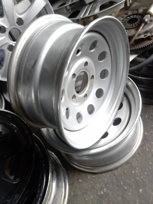 กะทะผ่า 5 รู ขอบ 14  ใส่เพื่อขยายยาง ให้ยื่นออกไปขอบนอก   มี 2 ใบ   Tel.081-427-3945