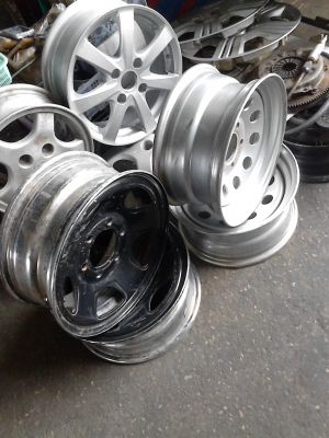 กะทะผ่า 5 รู ขอบ 14  ใส่เพื่อขยายยาง ให้ยื่นออกไปขอบนอก   มี 2 ใบ   Tel.081-427-3945