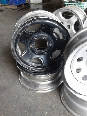 กะทะผ่า 6  รู  ขอบ 15  ใส่เพื่อขยายยาง ให้ยื่นออกไปขอบนอก   มี 2 ใบ   Tel.081-427-3945