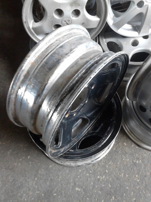 กะทะผ่า 6  รู  ขอบ 15  ใส่เพื่อขยายยาง ให้ยื่นออกไปขอบนอก   มี 2 ใบ   Tel.081-427-3945