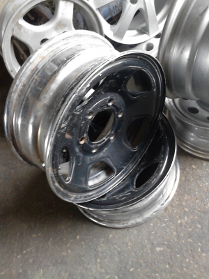 กะทะผ่า 6  รู  ขอบ 15  ใส่เพื่อขยายยาง ให้ยื่นออกไปขอบนอก   มี 2 ใบ   Tel.081-427-3945