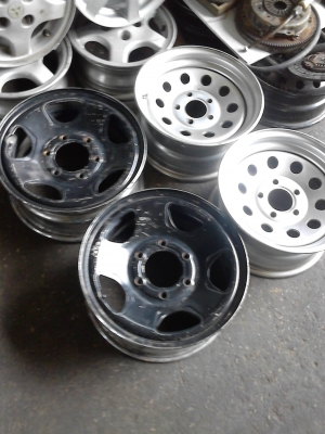 กะทะผ่า 6  รู  ขอบ 15  ใส่เพื่อขยายยาง ให้ยื่นออกไปขอบนอก   มี 2 ใบ   Tel.081-427-3945