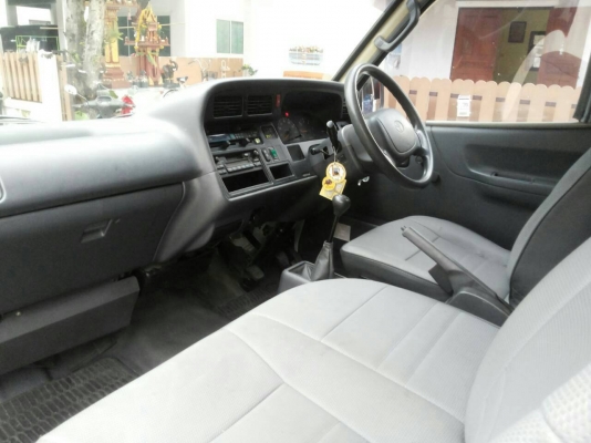 ขายรถตู้ Hiace ปี 2003 เครื่อง 3.0 ดีเซล แอร์ราว เบาะวีไอพี วิ่งน้อย