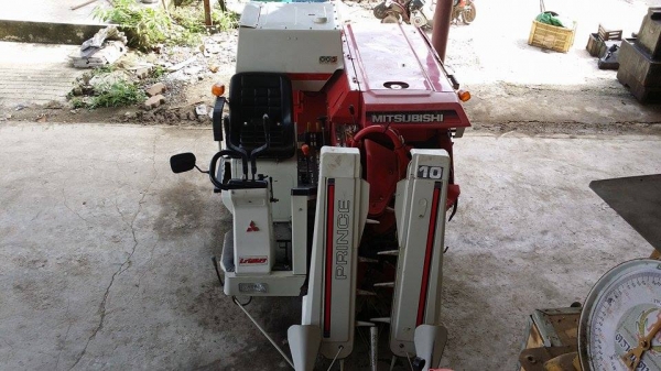 รถเกี่ยวข้าวพร้อมนวดข้าวในตัว แบบนั่งขับ เก่าญี่ปุ่น MITSUBISHI รถเกี่ยวข้าวพร้อมนวดข้าวในตัว แบบนั่งขับ เก่าญี่ปุ่น MITSUBISHI