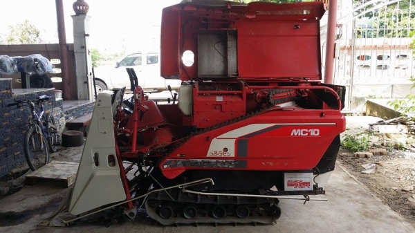 รถเกี่ยวข้าวพร้อมนวดข้าวในตัว แบบนั่งขับ เก่าญี่ปุ่น MITSUBISHI รถเกี่ยวข้าวพร้อมนวดข้าวในตัว แบบนั่งขับ เก่าญี่ปุ่น MITSUBISHI