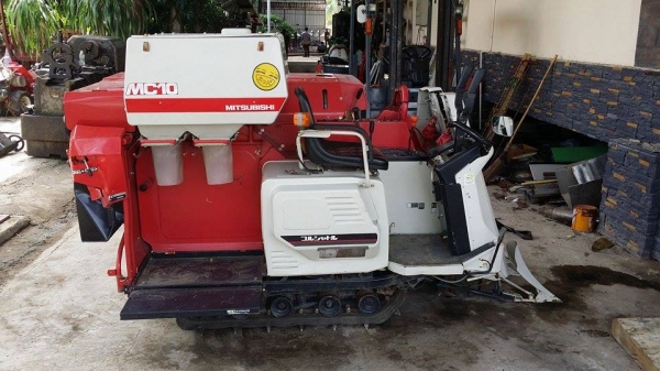 รถเกี่ยวข้าวพร้อมนวดข้าวในตัว แบบนั่งขับ เก่าญี่ปุ่น MITSUBISHI รถเกี่ยวข้าวพร้อมนวดข้าวในตัว แบบนั่งขับ เก่าญี่ปุ่น MITSUBISHI