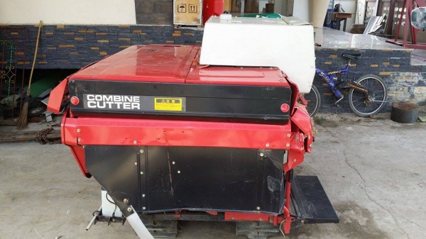 รถเกี่ยวข้าวพร้อมนวดข้าวในตัว แบบนั่งขับ เก่าญี่ปุ่น MITSUBISHI รถเกี่ยวข้าวพร้อมนวดข้าวในตัว แบบนั่งขับ เก่าญี่ปุ่น MITSUBISHI