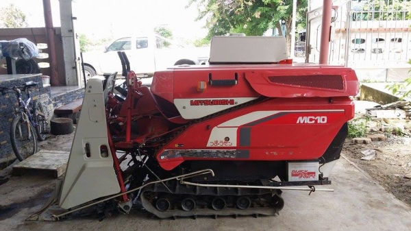 รถเกี่ยวข้าวพร้อมนวดข้าวในตัว แบบนั่งขับ เก่าญี่ปุ่น  MITSUBISHI