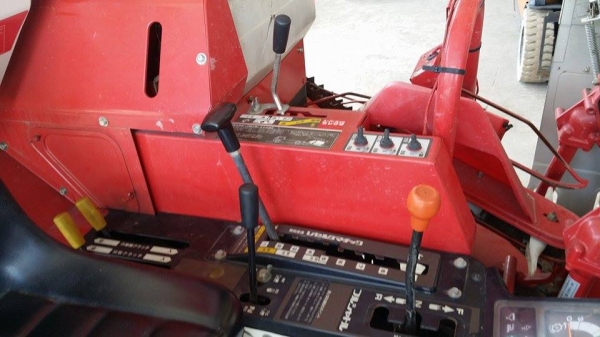 รถเกี่ยวข้าวพร้อมนวดข้าวในตัว แบบนั่งขับ เก่าญี่ปุ่น MITSUBISHI รถเกี่ยวข้าวพร้อมนวดข้าวในตัว แบบนั่งขับ เก่าญี่ปุ่น MITSUBISHI