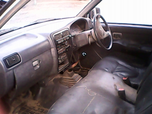 NISSAN  ปี  40 เครื่อง  2500  เครื่องเดิม  ห้องเครื่องเดิม  เครื่องดี  ครัชชีดี